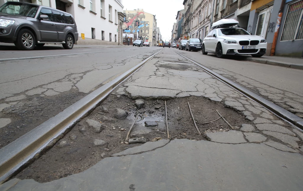 Gdy uszkodzisz auto na dziurze przysługuje ci odszkodowanie