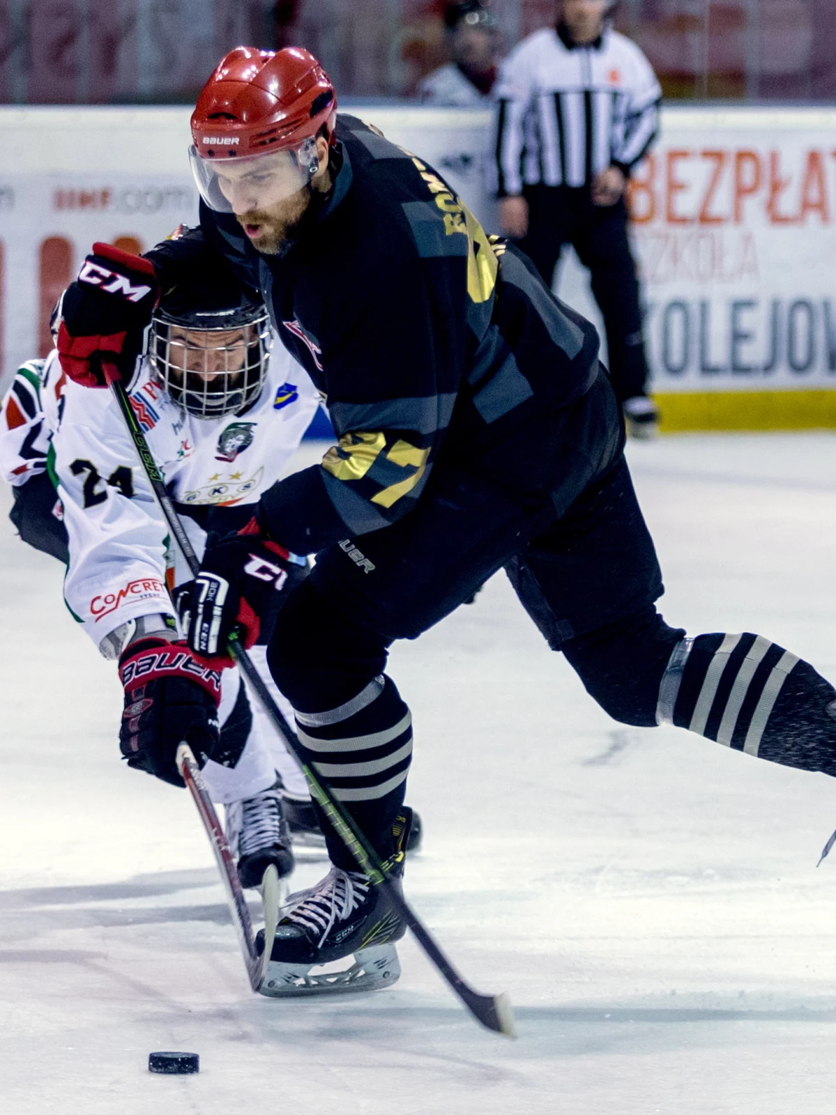 Mateusz Rompkowski (na pierwszym planie), obrońca Comarchu Cracovii Mateusz Rompkowski (na pierwszym planie), obrońca Comarchu Cracovii