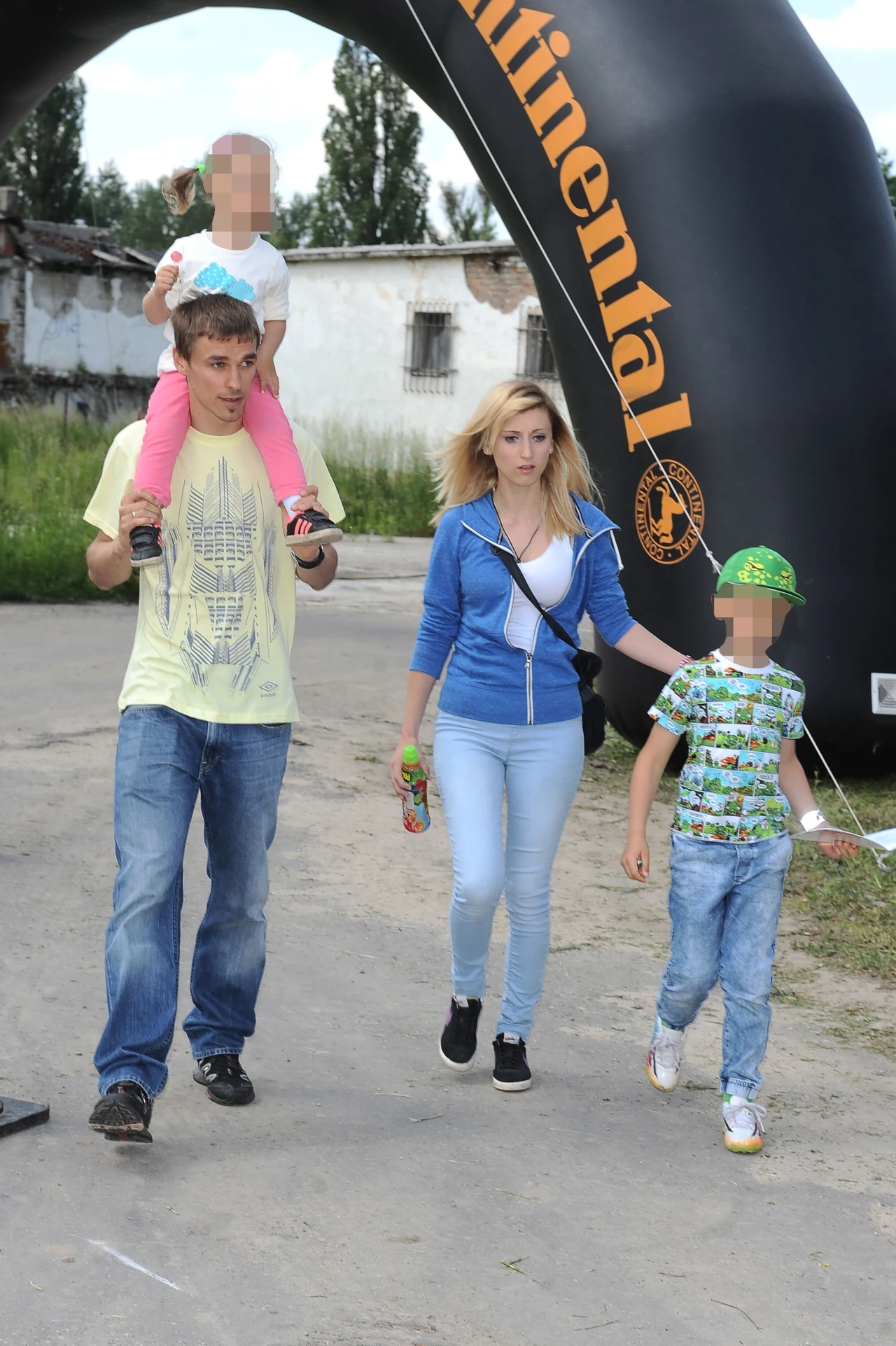 Piotr Żyła z żoną i dziećmi