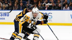 Sidney Crosby strzela gola w meczu z Buffalo Sabres