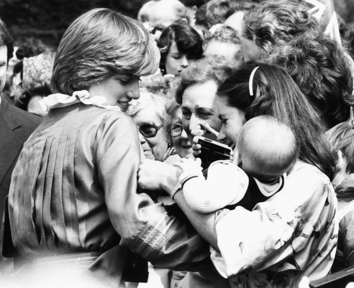 Lady Di wśród tłumu. Ludzie ją kochali Lady Di wśród tłumu. Ludzie ją kochali