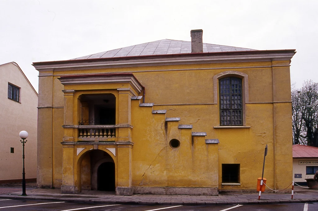 Synagoga. Ufundował ją Stanisław Lubomirski. Obecnie mieści się tu muzeum judaistyczne.