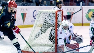 Hokeiści GKS-u Tychy (w jasnych koszulkach) podczas pierwszego finałowego starcia z Comarch Cracovią