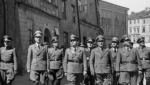 Gubernator Hans Frank (4 z lewej), Ernst Zorner (4 z prawej), Ernst Kundt (2 z prawej), Otto von Wachter (3 z prawej) i inni funkcjonariusze niemieccy zwiedzają teren byłego getta lubelskiego