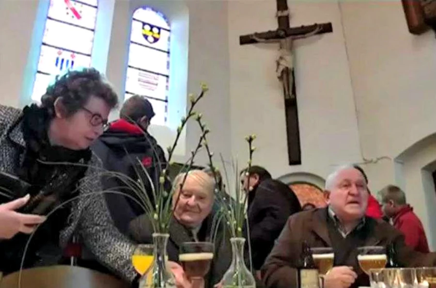 Kiedy nabożeństwo dobiegnie końca kościół zamienia się w bar!