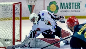 Petr Szinagl z Cracovii atakuje bramkę Stefana Żigardiego.