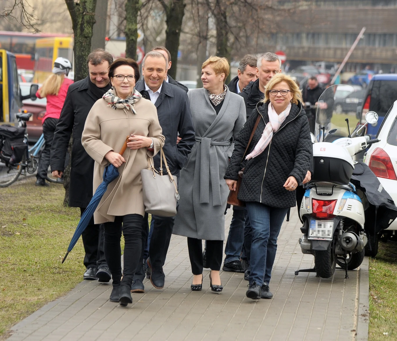 Grzegorz Schetyna poszedł sadzić drzewa z żoną i politykami PO