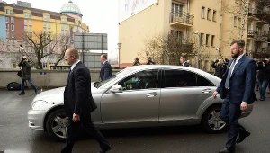 Srebrnym mercedesem jeździ premier Beata Szydło