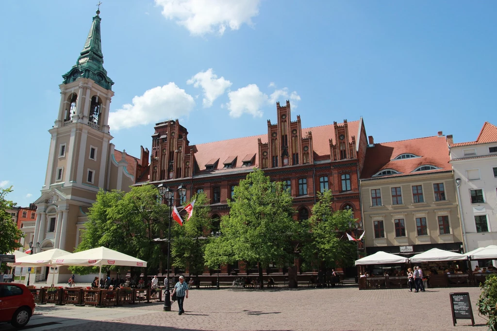 Neogotycki gmach Poczty Głównej przy Rynku Staromiejskim, z lewej późnobarokowy Kościół Ducha Św., Toruń