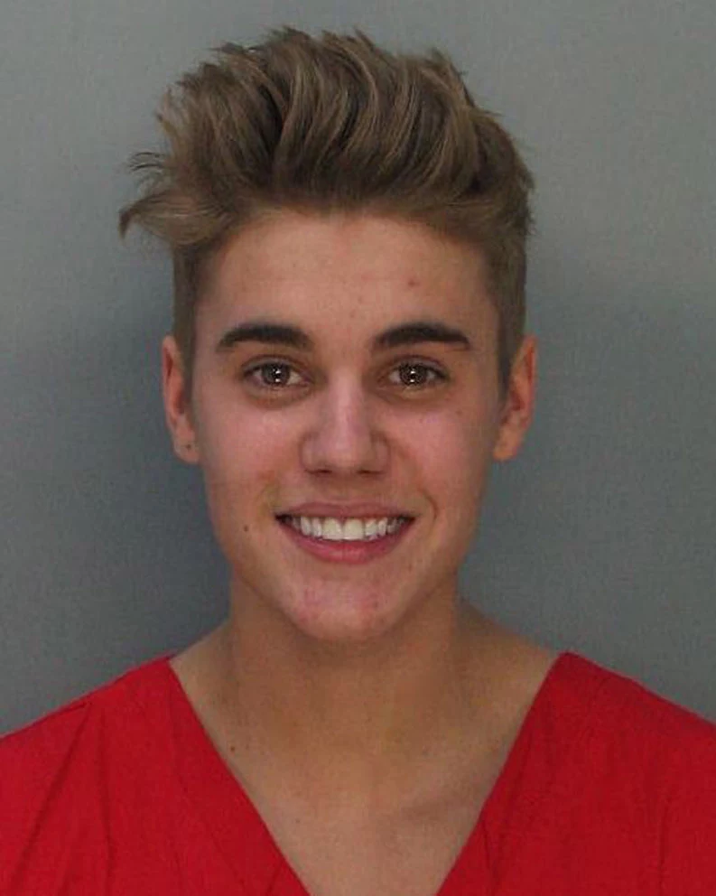 Słynny zdjęcie uśmiechniętego Justina Biebera w areszcie Słynny zdjęcie uśmiechniętego Justina Biebera w areszcie