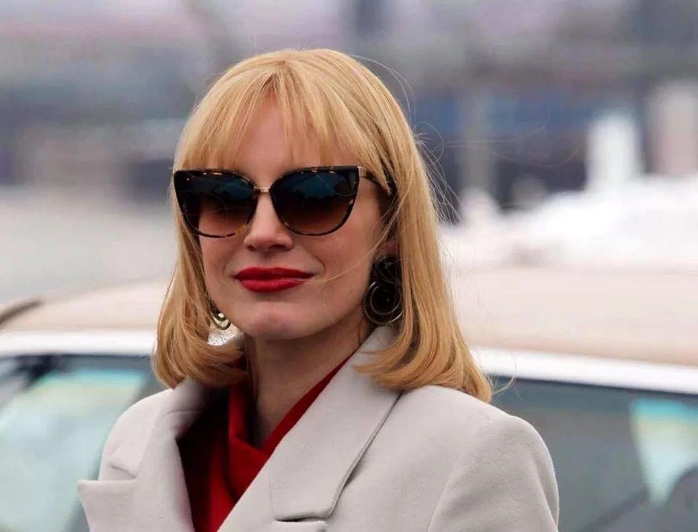 Akcja kolejnego obrazu Chastain, "A Most Violent Year", rozgrywa się w Nowym Jorku w 1981 roku. Aktorka wcieliła się w Annę Morales  - imigrantkę, która wspólnie ze swoim mężem Ablem (Oscaar Isaac) prowadzi firmę handlującą olejem opałowym.

Chastain miała jasno sprecyzowaną wizję swojej własnej postaci. - To właśnie w 1981 r. roku na okładce "Time'a" pojawił się Armani. Był on czołowym projektantem tamtych czasów. Od początku wiedziałam, że moja bohaterka, która jest chodzącą definicją "nowobogactwa", będzie nosić tylko ubrania od Armaniego - i błyszczący lakier na superdługich paznokciach. To kobieta, która nie sprząta sama domu i nie kąpie dziecka. Jej manicure ma za zadanie świadczyć o jej statusie materialnym - tłumaczyła aktorka.