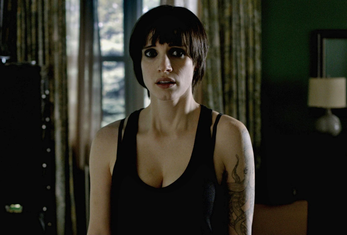 W tym samym roku wystąpiła także w horrorze "Mama". Zagrała tam kobietę, która postanawia zastąpić matkę osieroconym dwóm siostrom, które zostały odnalezione po pięciu latach poszukiwań w leśnej głuszy.