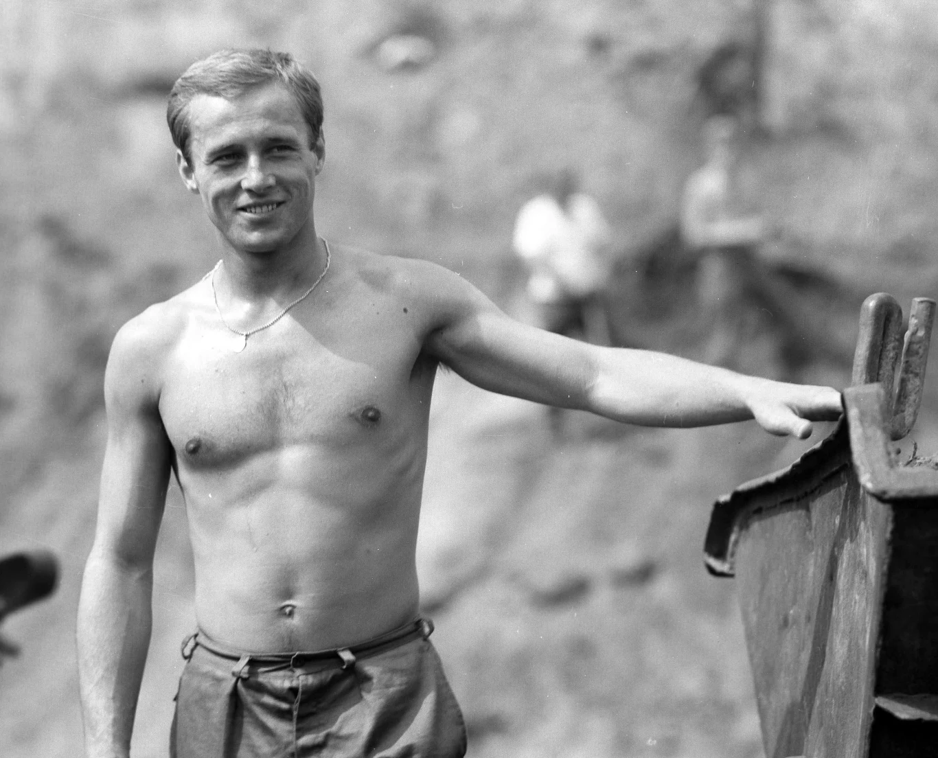 Krzysztof Pieczyński - aktor, reżyser, poeta.

Urodził się 27 marca 1957 roku w Opolu. Wykształcenie aktorskie zdobył w PWST w Krakowie, którą ukończył w 1980 roku. Zaraz po studiach związał się w Teatrem Powszechnym w Warszawie, w którym grał do 1986 roku.

Jako aktor filmowy debiutował w 1980 roku rolą w serialu "Dom" Jana Łomnickiego. Wcielił się w postać Bronka Talara, brata głównego bohatera serialu, Andrzeja, i szybko zapisał się w pamięci widzów.