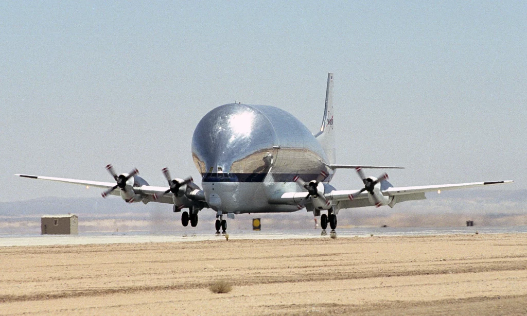 To ptak! To kleszcz! Nie - to Super Guppy!