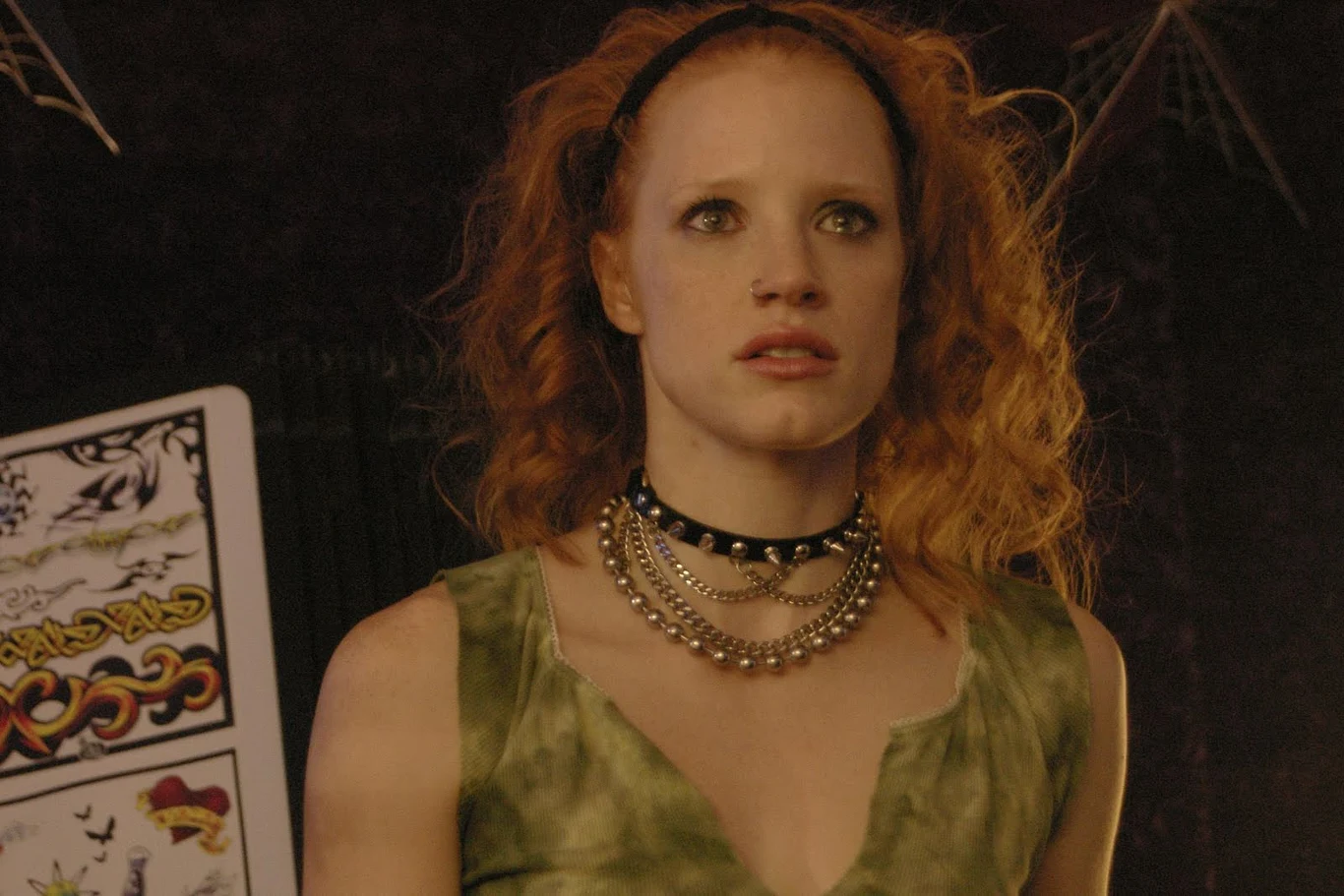 Początkowo Chastain postawiła na teatr, ignorując dobre rady tych, którzy dopingowali ją do walki o role w filmach. - Ktoś powiedział mi, że powinnam przefarbować się na blond, ale uznałam, że to nie dla mnie. W Los Angeles co i rusz wchodzisz do jakiegoś pomieszczenia pełnego blondynek - wyjaśniała.

Szczęście uśmiechnęło się do niej, kiedy znajomy Ala Pacino przypadkowo zobaczył Chastain w sztuce wystawianej na Off-Broadwayu i zachwycił się nią do tego stopnia, że zgłosił ją na przesłuchanie do roli tytułowej w ekranizacji sztuki "Salome" Oscara Wilde'a. Za przeniesienie jej na ekran odpowiadał nie kto inny, jak właśnie Pacino. Jessica spodobała się mu tak bardzo, że dostała rolę - a wraz nią ogromny zastrzyk pewności siebie. - Świadomość, że Al był zadowolony z efektów naszej współpracy, dodała mi wiary we własne możliwości - opowiada aktorka.