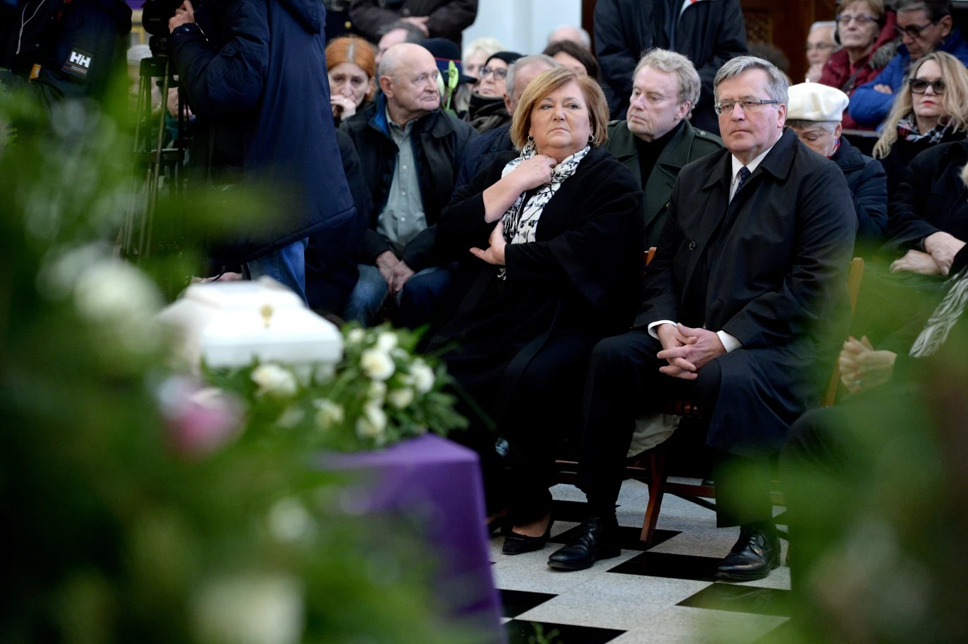 Były prezydent Bronisław Komorowski wraz z żoną Anną na pogrzebie Wojciecha Młynarskiego Były prezydent Bronisław Komorowski wraz z żoną Anną na pogrzebie Wojciecha Młynarskiego