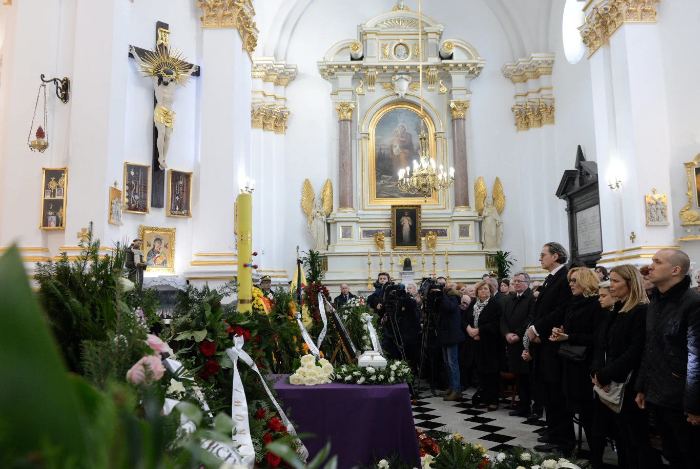 Urna z prochami Wojciecha Młynarskiego została złożona w Alei Zasłużonych na warszawskich Starych Powązkach. Piątkowym uroczystościom na cmentarzu towarzyszyła muzyka kapeli góralskiej. Licznie przybyli na nie przyjaciele zmarłego i mieszkańcy stolicy. Wojciech Młynarski zmarł 15 marca po długiej chorobie Urna z prochami Wojciecha Młynarskiego została złożona w Alei Zasłużonych na warszawskich Starych Powązkach. Piątkowym uroczystościom na cmentarzu towarzyszyła muzyka kapeli góralskiej. Licznie przybyli na nie przyjaciele zmarłego i mieszkańcy stolicy. Wojciech Młynarski zmarł 15 marca po długiej chorobie
