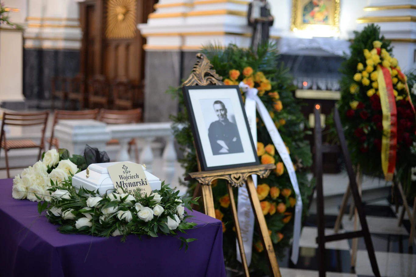 Po mszy prochy zmarłego zostały odprowadzone do Alei Zasłużonych na warszawskich Powązkach Po mszy prochy zmarłego zostały odprowadzone do Alei Zasłużonych na warszawskich Powązkach