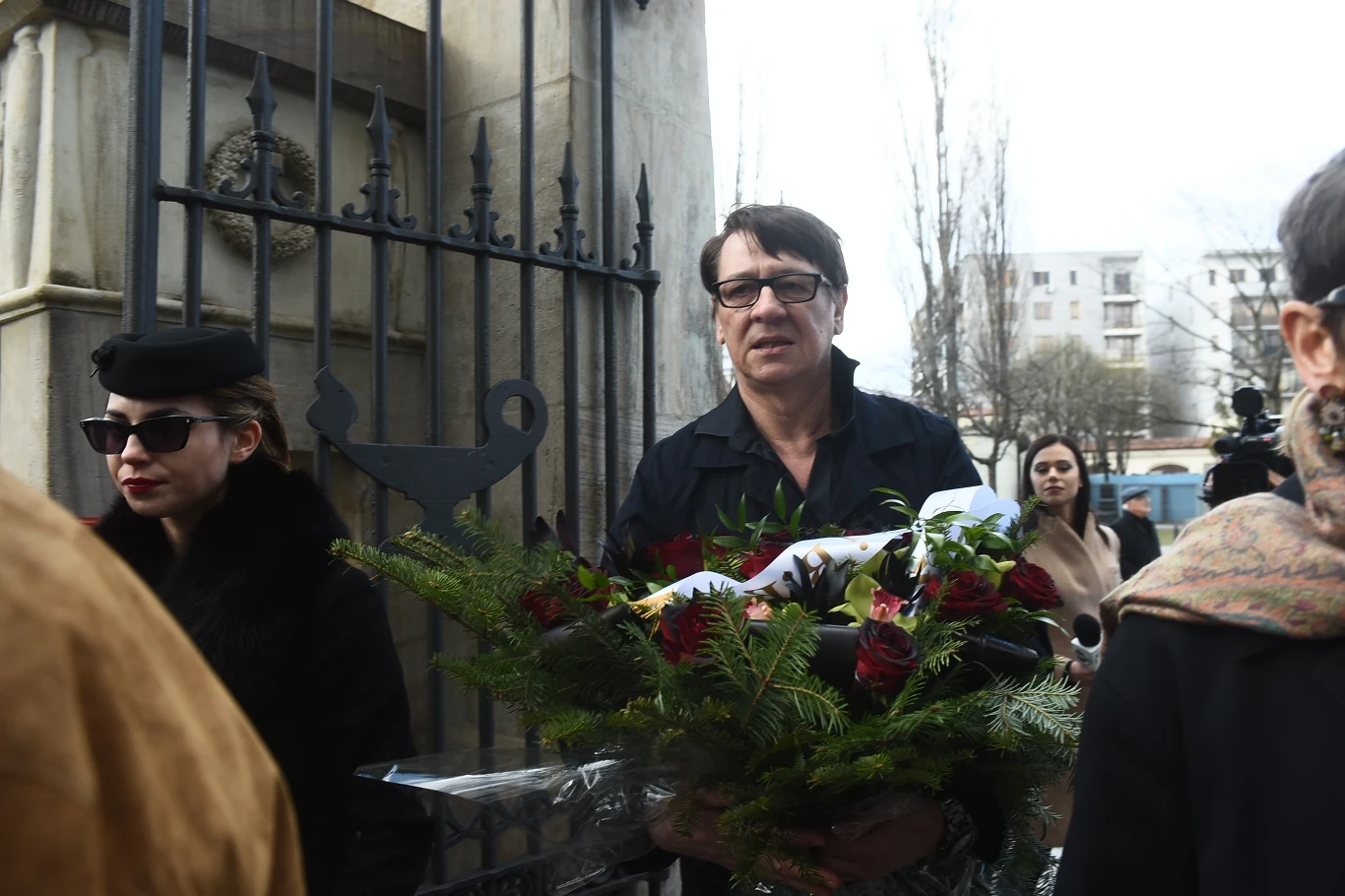 Maciej Maleńczuk na pogrzebie Wojciecha Młynarskiego Maciej Maleńczuk na pogrzebie Wojciecha Młynarskiego