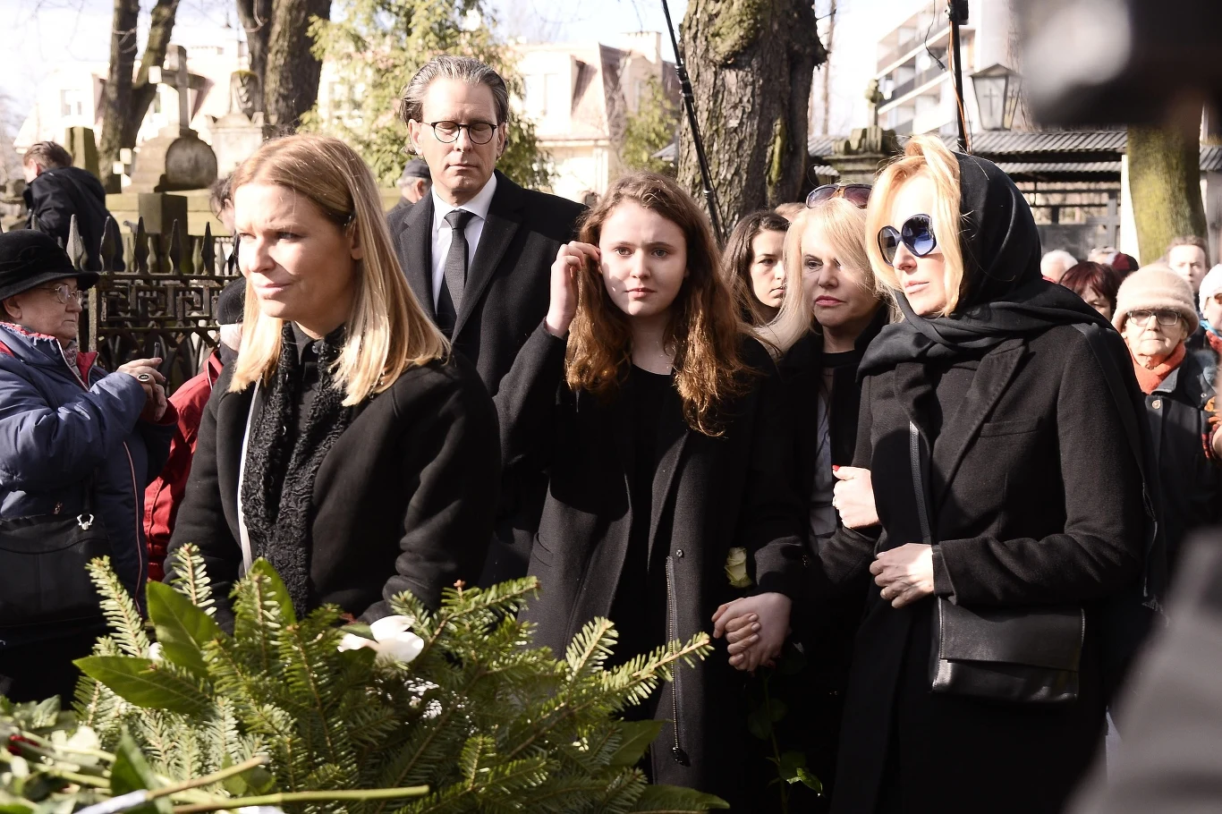 Paulina i Agata Młynarskie na pogrzebie ojca Paulina i Agata Młynarskie na pogrzebie ojca