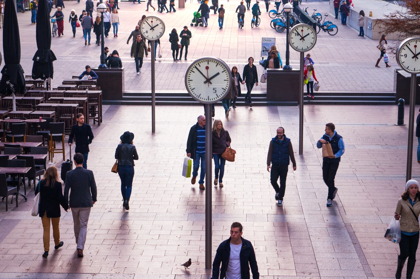 Zmiana czasu powoduje komplikacje m.in. na kolei. Zmiana czasu powoduje komplikacje m.in. na kolei.
