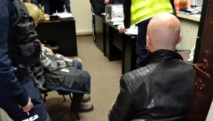 Jedna z osób (P) zatrzymanych przez policję w związku z incydentem na terenie Muzeum Auschwitz