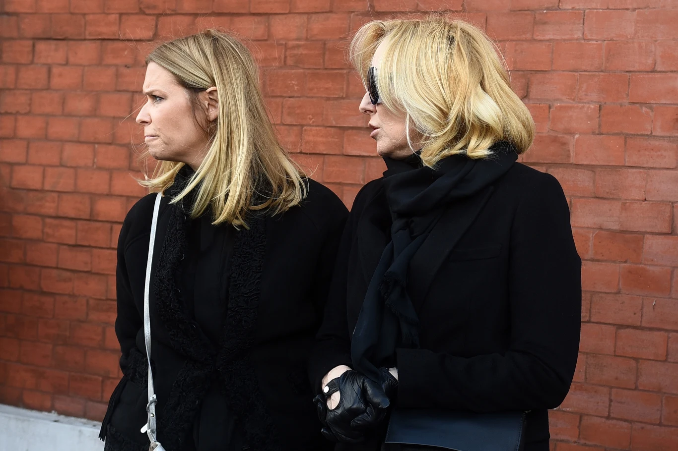 Córki Wojciecha Młynarskiego - Agata i Paulina na pogrzebie taty