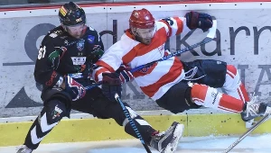 Zawodnik Comarchu Cracovii Petr Szinagl (P) i Michał Kotlorz (L) z GKS Tychy