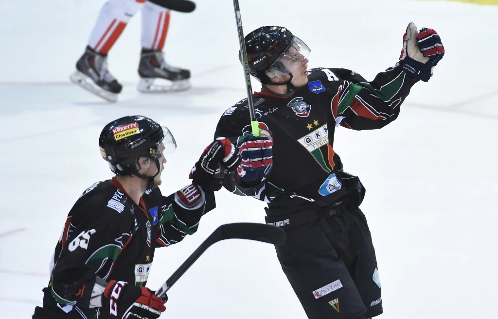 Zawodnicy GKS Tychy Marcin Kolusz (L) i Jarosław Rzeszutko (P) cieszą się ze zdobycia bramki
