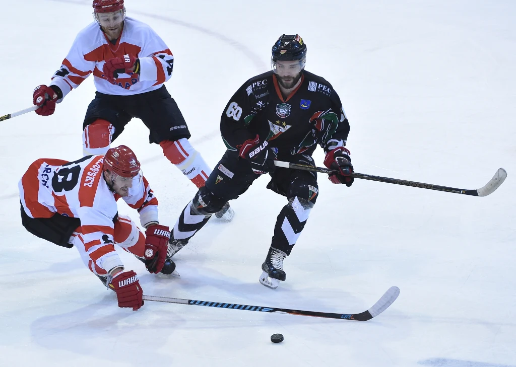 Zawodnik Comarchu Cracovii Peter Novajovsky (L) i Miroslav Zatko (P) z GKS Tychy