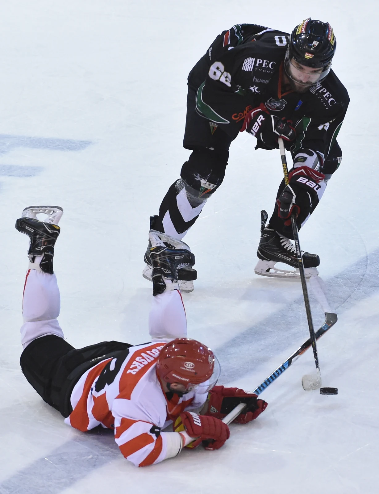 Zawodnik Comarchu Cracovii Peter Novajovsky (L) i Miroslav Zatko (P) z GKS Tychy