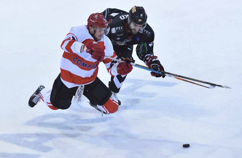 Zawodnik Comarchu Cracovii Peter Novajovsky (L) i Miroslav Zatko (P) z GKS Tychy