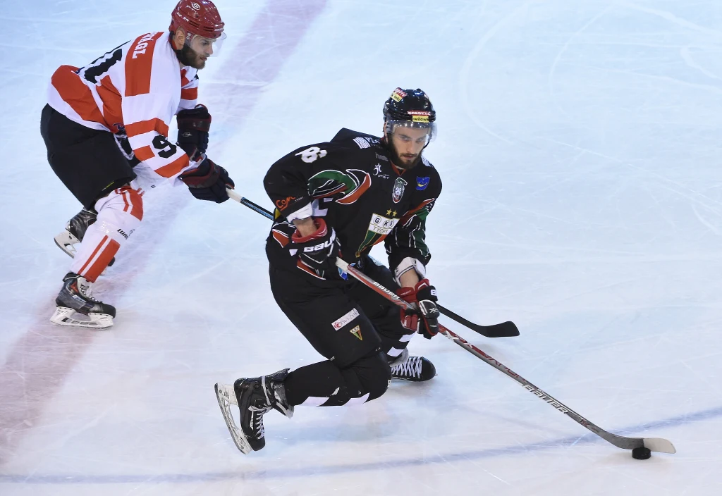 Zawodnik Comarchu Cracovii Petr Sinagl (L) i Jakub Witecki (P) z GKS Tychy