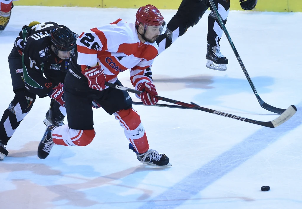 Zawodnik Comarchu Cracovii Maciej Kruczek (P) i Miroslav Zatko (L) z GKS Tychy