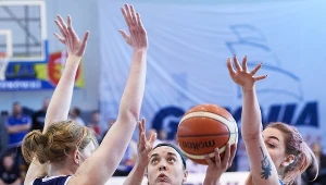 Zawodniczki Basketu 90 Gdynia Carolyn Swords (L) i Karolina Pruss (P) oraz Marissa Kastanek (C) z 1KS Ślęza Wrocław