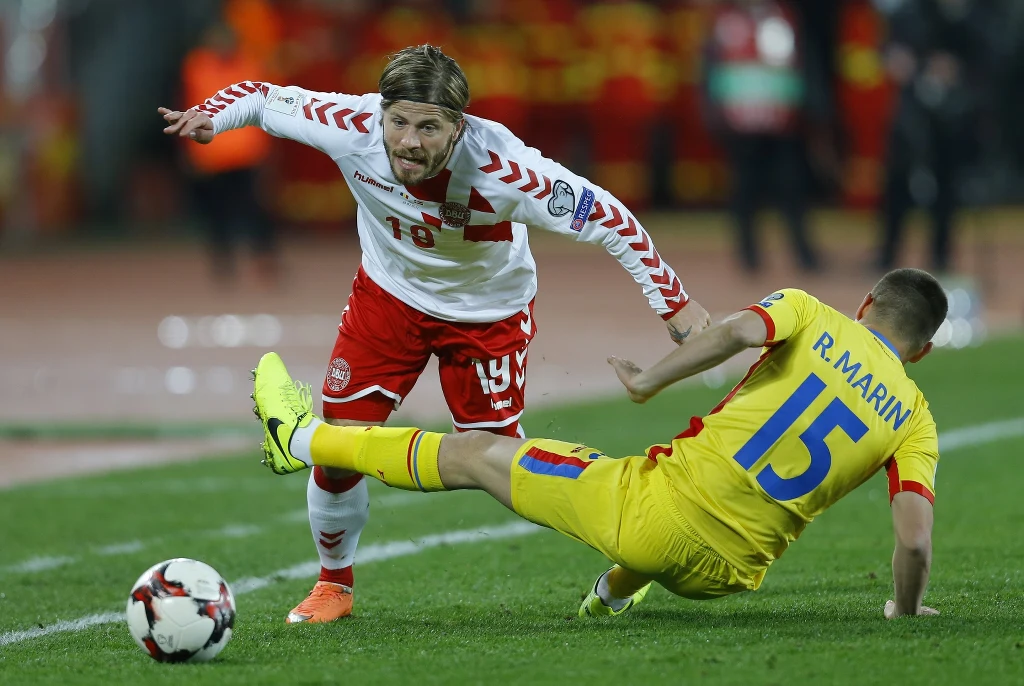 Duńczyk Lasse Schoene faulowany przez Rumuna Razvana Marina Duńczyk Lasse Schoene faulowany przez Rumuna Razvana Marina