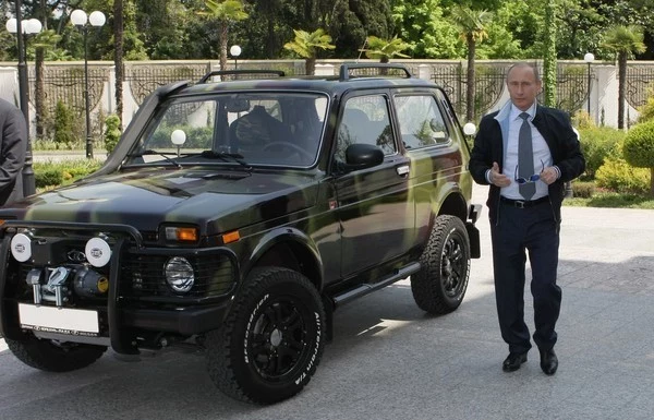 Vladimir Putin i  Łada Niva off-road 