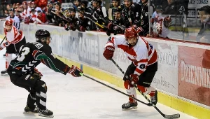 Na pierwszym planie Jarosław Rzeszutko (z lewej) z GKS-Tychy i Damianń Słaboń z Comarchu Cracovii, w tle Patryk Wajda