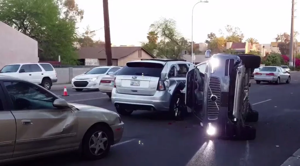 Uderzenie było tak silne, że Volvo XC90 przewróciło się na bok