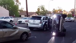 Uderzenie było tak silne, że Volvo XC90 przewróciło się na bok