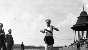 Lekkoatletyczne mistrzostwa Polski w Królewskiej Hucie. Janusz Kusociński przekracza linię mety.
