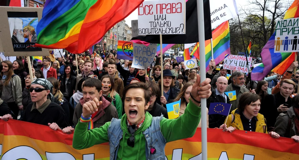 Rok 2014. Manifestacja środowisk gejowskich podczas parady w Sankt Petersburgu