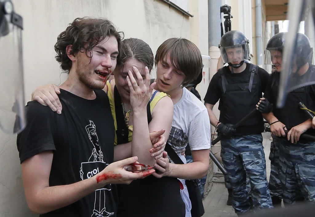 Policjanci biernie obserwowali bicie demonstrantów