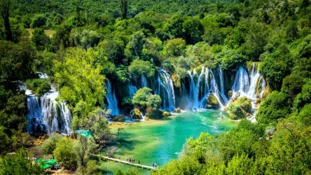 Wodospady Kravica znajdziemy w Bośni i Hercegowinie. 