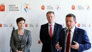 Prezydent Warszawy Hanna Gronkiewicz-Waltz (L), prezydent Legionowa Roman Smogorzewski (P) oraz burmistrz Podkowy Leśnej Artur Tusiński (C) podczas konferencji prasowej dotyczącej konsultacji projektu ustawy o metropolii warszawskiej