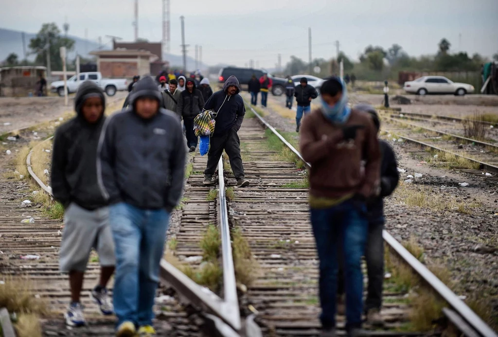 Żelazne tory to dla wielu droga, która ma pomóc odnaleźć lepszy los daleko od domu