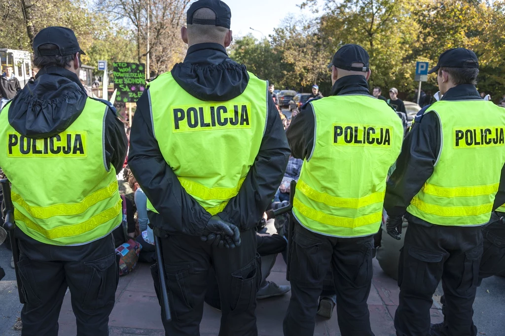 Zwolnienia lekarskie, na których chorzy np. policjanci dostają 100 proc. uposażenia, demotywują do pracy