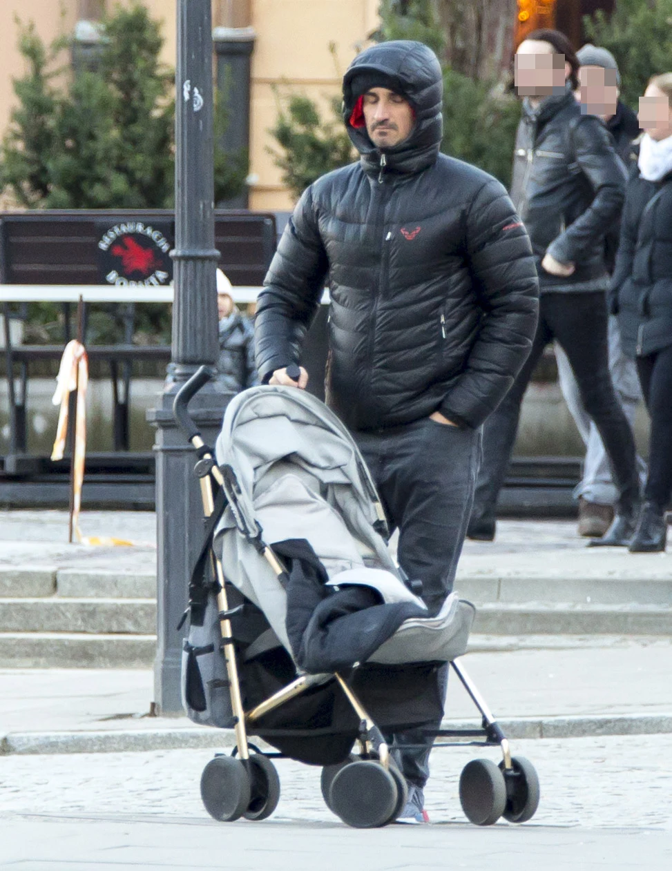 Sebastian z wózkiem czekał na swoje panie Sebastian z wózkiem czekał na swoje panie