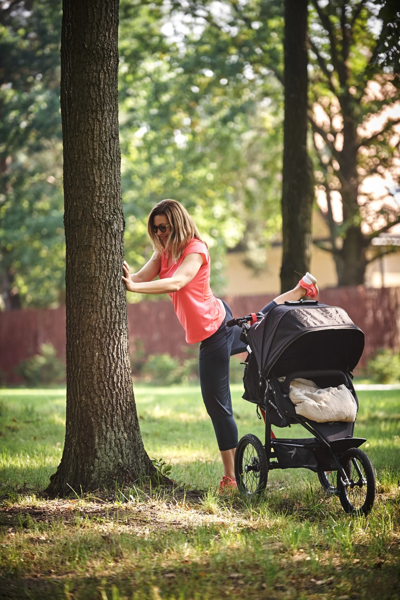 Beata Sadowska ćwiczy z synkiem w wózku Beata Sadowska ćwiczy z synkiem w wózku
