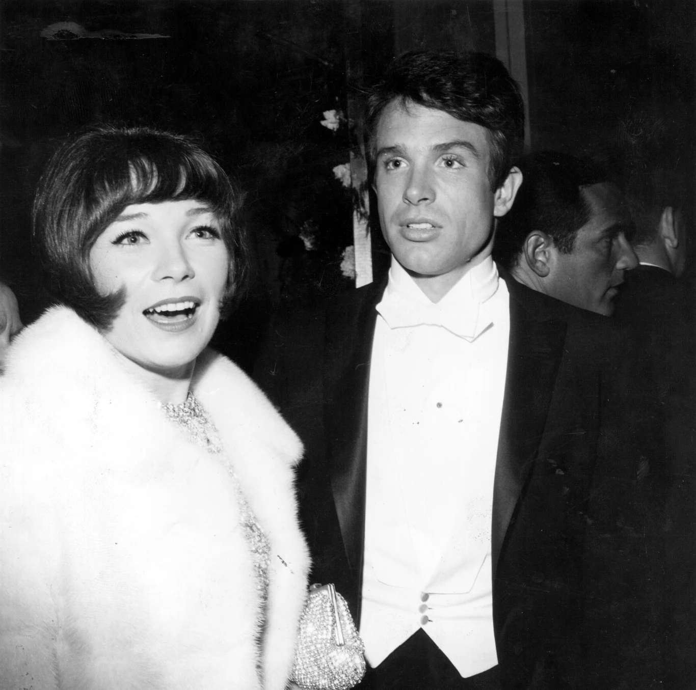 Warren Beatty urodził się 30 marca 1937 roku. Jest bratem cenionej aktorki Shirley MacLaine (na zdjęciu). Początkowo wydawało się, że Beatty będzie sportowcem. Jako młody chłopak wiele czasu spędzał na boisku, zapowiadając się na zdolnego bejsbolistę.